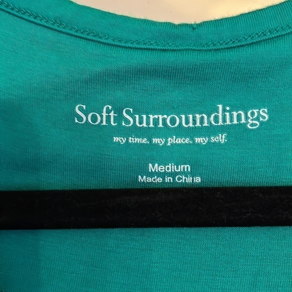 Soft Surroundings Medium Top in a bright green! Holiday perfect! EUC! - Picture 2 of 6